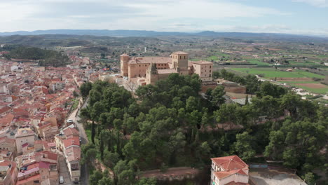 Parador-De-Alcañiz-Teruel-Auf-Einem-Felsigen-Hügel-Mit-Pinien-Spanien-Luftaufnahme